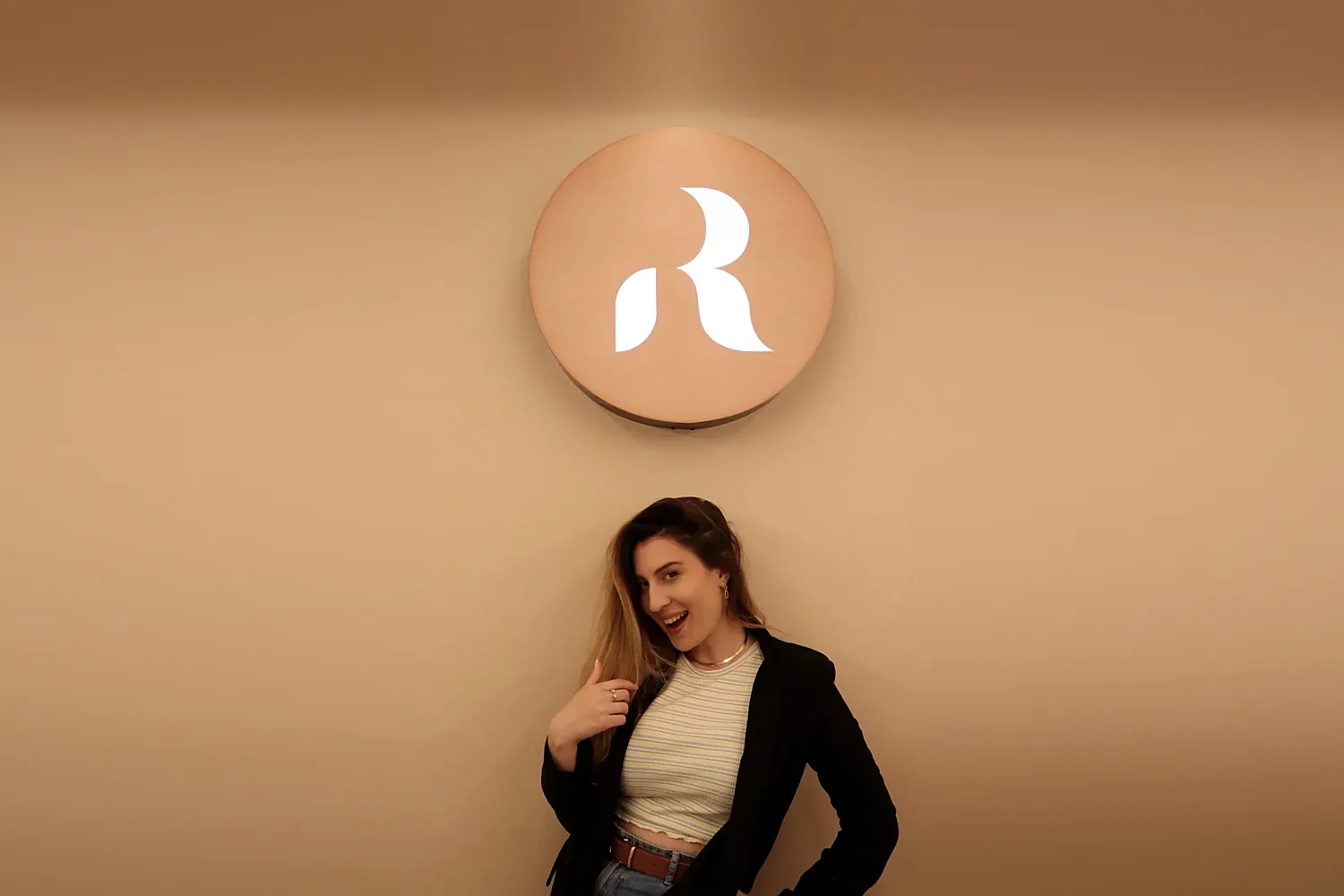 Rebecca, fondatrice di Rifiorire Jewels, sotto il logo del brand